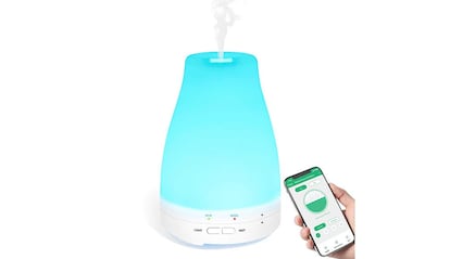 Si, hasta este tipo de gadgets tan peculiares se pueden controlar ya con Google Home. La clave es que cuenten con conectividad inalámbrica, y eso es precisamente lo que ofrece este Difusor Inteligente de Aceites Esenciales, que se puede conectar al smartphone o al altavoz de Google. Se conecta mediante Wifi, y funciona como humidificador, permitiéndonos disfrutar además de la aromaterapia. Sus LED de colores son programables.