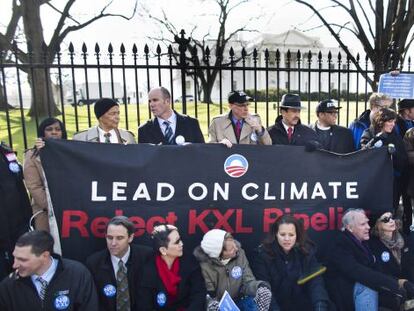 Activistas ecologistas protestan frente a la Casa Blanca en contra del oleoducto Keystone XL.