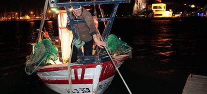 El pesquero 'Divina Providencia', en el momento de salir a faenar desde el puerto de la Atunara en la Línea de la Concepción (Cádiz) esta madrugada.
