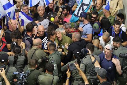 La protesta en el aeropuerto Ben Gurion de Tel Aviv derivó en choques entre los manifestantes y la policía, este 3 de julio de 2023. 
