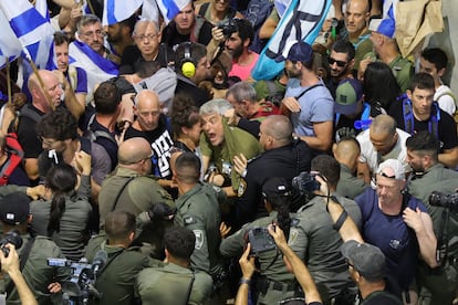 La protesta en el aeropuerto Ben Gurion de Tel Aviv derivó en choques entre los manifestantes y la policía, este 3 de julio de 2023. 
