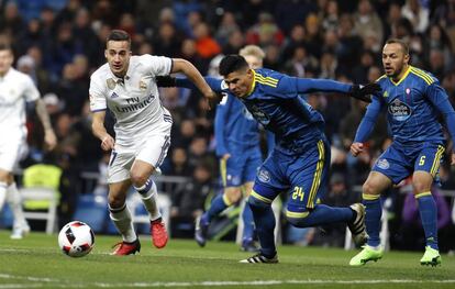 El delantero Lucas Vázquez pelea un balón con el defensa Facundo Roncaglia.