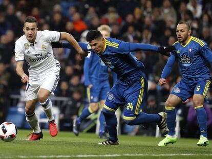 El delantero Lucas Vázquez pelea un balón con el defensa Facundo Roncaglia.