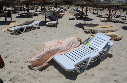 Cadáveres cubiertos en una playa de Túnez, donde 38 turistas fueron asesinados, cuando un hombre armado irrumpió en un hotel de la ciudad de Susa, a 140 kilómetros de la capital. El Estado Islámico reivindicó el sangriento ataque a través de Twitter y el terrorista murió en el ataque.