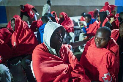 Inmigrantes rescatados por una embarcación de Salvamento Marítimo, en Fuerteventura, el sábado.