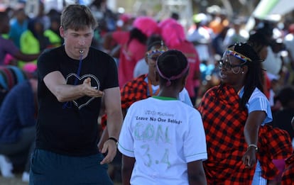 El actor dan&eacute;s Nikolaj Coster-Waldau arbitra un partido de f&uacute;tbol femenino en Nairobi (Kenia).