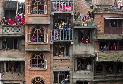 Varios vecinos observan desde sus balcones la celebración del Festival Bisket Jatra en Thimi, a las afueras de Katmandú (Nepal).