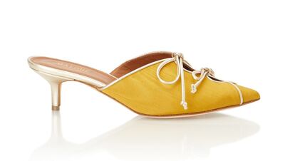 Victoria Bowtie Mule de Malone Souliers en tejido amarillo (525 euros).