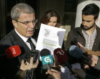 El letrado Diego Salmerón, que ejerce la defensa de ocho controladores aéreos de Santiago encausados en un proceso penal tras el cierre del espacio aéreo en 2010, tras la comparecencia como testigo del director del aeropuerto de Lavacolla, Luis Rey, en los juzgados de Fontiñas en Santiago. EFE/Archivo