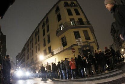 Concentración convocada ayer en apoyo a los okupas de la calle de Sebastián Elcano, 36, edificio propiedad de Bankia en el barrio de Embajadores.