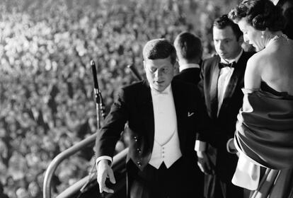John F. Kennedy camina hacia su asiento en su baile inaugural celebrado el 21 de enero de 1961.