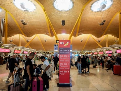 Viajeros en el aeropuerto de Madrid-Barajas.