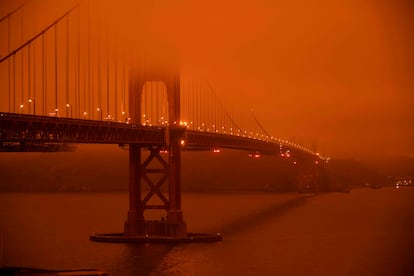 Los automóviles circulan a lo largo del puente de la bahía de San Francisco, bajo un cielo lleno de humo naranja al mediodía. Más de 120.000 hectáreas ardieron en California, con 35 incendios forestales importantes y evacuaciones masivas. Imagen del 9 de septiembre de 2020.