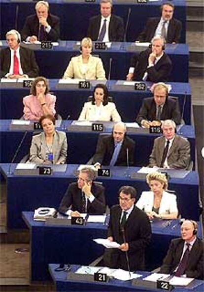 Prodi, en primer término, durante un debate en el Parlamento Europeo.