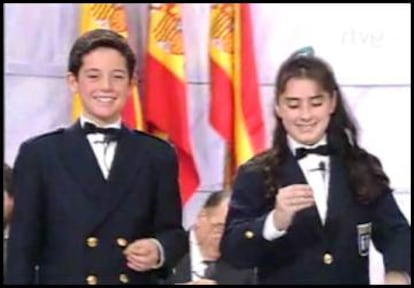 Javier Pereira (izquierda), con 13 años, cantando el gordo de la Lotería de Navidad. El año anterior también lo había cantado.