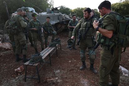 Una unidad militar israelí, el sábado en un lugar no revelado de la frontera con Líbano, en Israel.