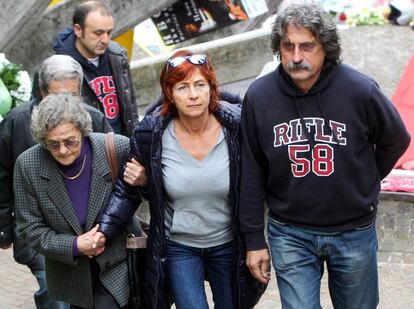 Los padres de Simoncelli llegando a la iglesia donde se celebró el funeral de su hijo.