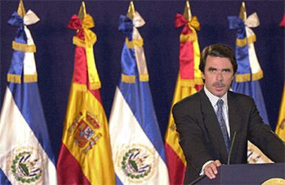 José María Aznar, ayer, durante la rueda de prensa en San Salvador.