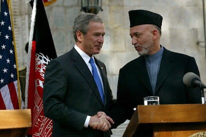 Bush ha arrancado su gira asiática con una visita por sorpresa a Kabul, capital de Afganistán, la primera que realiza el presidente de EE UU al país centroasiático. Allí ha sido recibido por el presidente afgano, Hamid Karzai, buen aliado de EE UU en la zona.