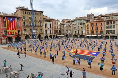 Las autoridades sanitarias desaconsejaron celebrar este tipo de actos, en plena alerta por la pandemia del coronavirus y a tres días del inicio del curso escolar en Cataluña. En la imagen, vista de la concentración en la plaza Mayor de Vic (Barcelona).