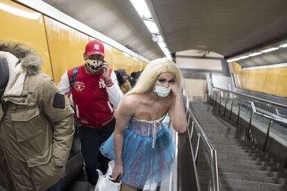 Brenda Star llega a la estación de Chueca y sube las escaleras hacia el exterior tambaleándose sobre unas botas de tacón de aguja de malla brillante que le cubren hasta los muslos. En la calle de Hortaleza no cabe un alfiler, algunos hombres la paran y la saludan. Ella contesta a todos, coquetea con descaro. En la puerta del bar Vuélvete loca se toma unos segundos para sobreponerse, coge aire y espera a que el portero le abra la puerta.