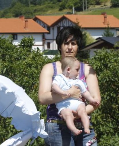 Iratxe Torrontegi con su hijo Aner.