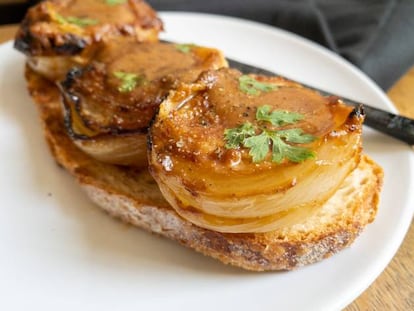 Cebollas con mantequilla y miso en tostada