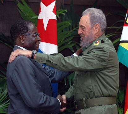 Recibido como libertador en 1980, su política de reconciliación en nombre de la unidad del país le valió elogios generales, especialmente en las capitales extranjeras. Pero rápidamente, el héroe mostró mano dura con sus opositores. En la imagen, Fidel Castro saluda a Robert Mugabe durante una reunión en La Habana (Cuba), en 2005.
