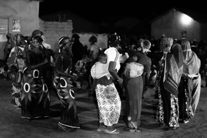 Al finalizar la representación, las mujeres de Flabougoula salen a bailar para celebrar que en el último año no se ha tenido conocimiento de que se haya realizado la ablación a ninguna niña.