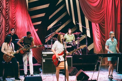 Luscious Jackson tocando en The Tonight Show with Jay Leno.