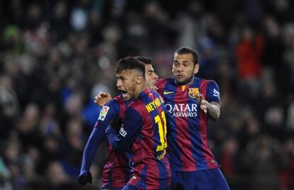 Neymar amb els seus companys Rafinha i Dani Alves.