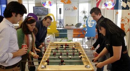 Trabajadores de Google Espa&ntilde;a se relajan jugando al futbol&iacute;n en la sede de la empresa durante su jornada laboral.