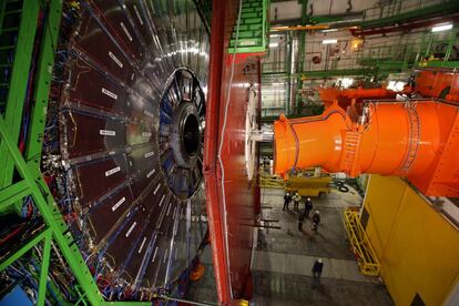 El CMS mide 14 metros de alto y pesa 14.000 toneladas. Las nuevas tapas del detector (en rojo) han sido construirdas en Pakistán, nuevo miembro asociado del CERN