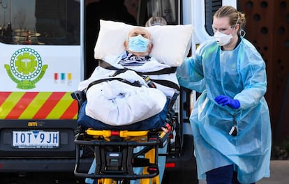 Una ambulancia traslada a un enfermo por coronavirus a un hospital de Melbourne (Australia). La ciudad australiana permanece confinada por segunda vez hasta el 20 de agosto.