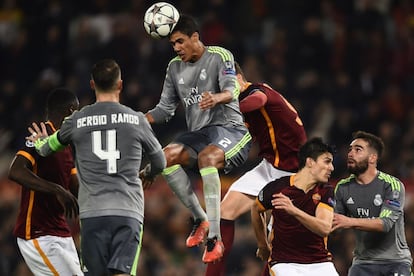 Varane despeja la pelota de cabeza.