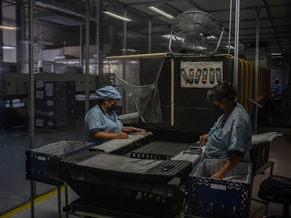 Dos empleadas trabajan en una fábrica de televisores, en Tijuana, Estado de Baja California (México)
