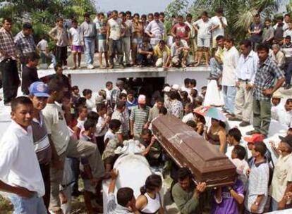 Funeral por las víctimas de una matanza perpetrada por paramilitares en la localidad colombiana de Chengue en enero de 2001.