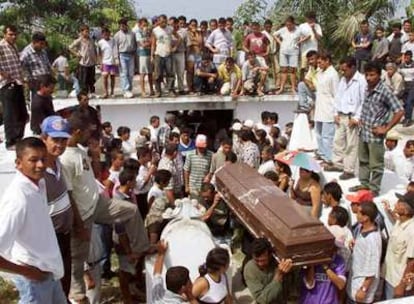 Funeral por las víctimas de una matanza perpetrada por paramilitares en la localidad colombiana de Chengue en enero de 2001.