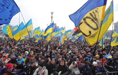 Miles de personas se manifiestan con banderas ucranias en Kiev. 