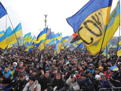 Miles de personas se manifiestan con banderas ucranias en Kiev. 