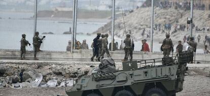 Un tanque del ejército español colabora en las devoluciones en caliente que están efectuando a los migrantes que han entrado en Ceuta procedente de Marruecos