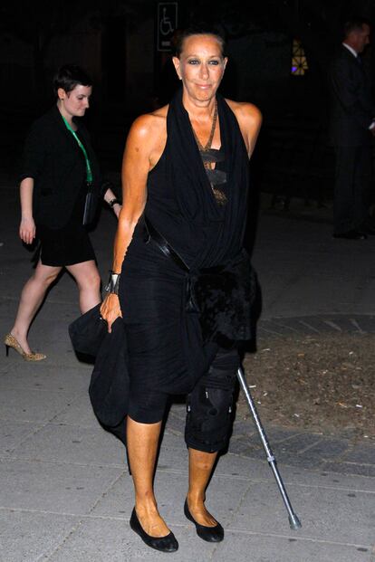 Donna Karan, de negro, muy veraniega y con una muleta por culpa de un accidente de esquí.