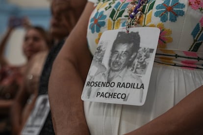 Una mujer porta un retrato de Rosendo Radilla, en Atoyac.