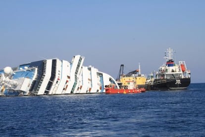 Imagen de archivo tomada el 13 de febrero de 2012 del Costa Concordia tras hundirse frente a la costa de la isla de Giglio. 