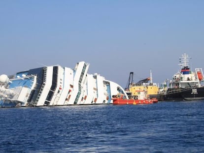 Imagen de archivo tomada el 13 de febrero de 2012 del Costa Concordia tras hundirse frente a la costa de la isla de Giglio. 