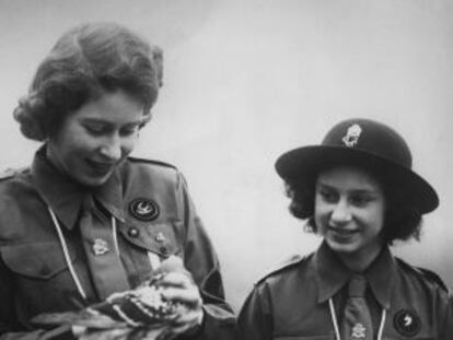 La reina Isabel II y su hermana menor la princesa Margarita, con una paloma mensajera, en una imagen de 1930.