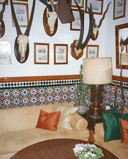 El estilo angloandaluz de La Parra se aprecia en esta imagen: azulejos geométricos de inspiración árabe y grabados antiguos enmarcados en las paredes.