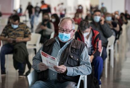 Decenas de personas esperan la vacunación en la Ciudad de las Artes y las Ciencias de Valencia.