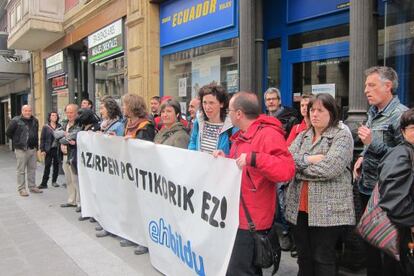 Concentración de apoyo a los acusados de forcejear con Patxi López ante las urnas.