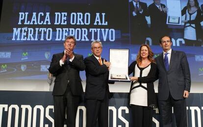 La directora general del CSD entrega la Placa de Oro al Estudiantes.